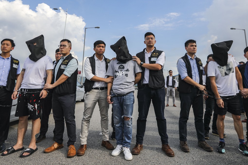 Police from Guangdong province hand over suspects in a Hong Kong robbery last year. Photo: Edward Wong