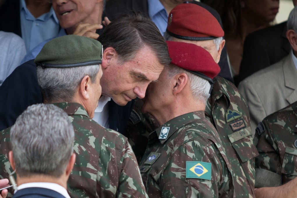 Brazilian Army General Luiz Eduardo Ramos Baptista Pereira (R) speaks to Brazilian President Jair Bolsonaro. File Photo: AFP
