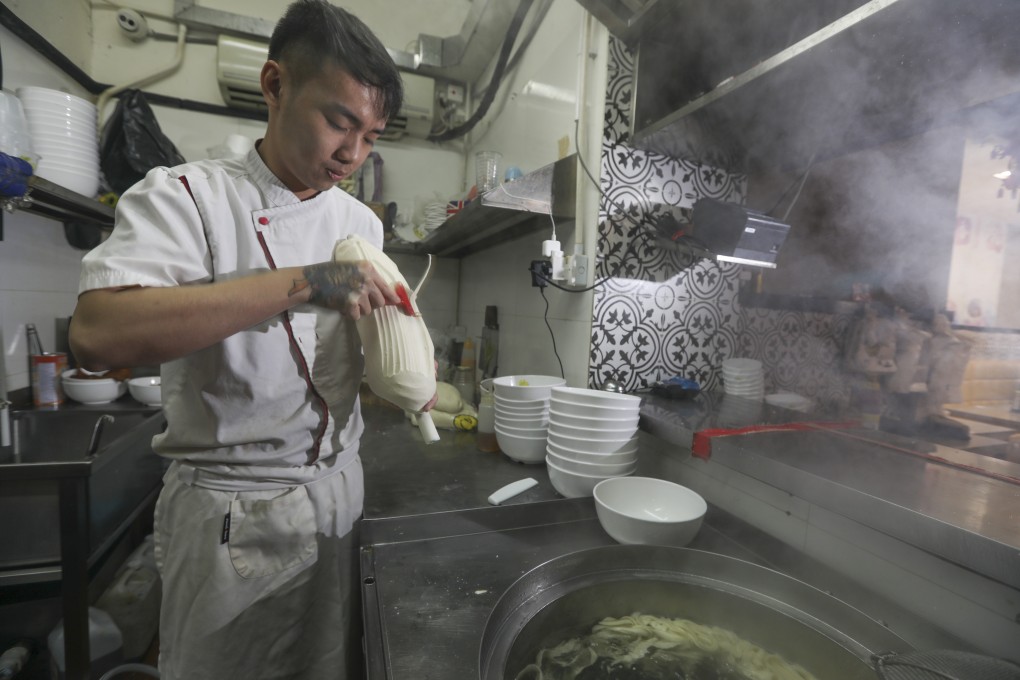 Chef Wong Shui-yin slices noodles at Shi Wei in Wan Chai. Photo: Xiaomei Chen