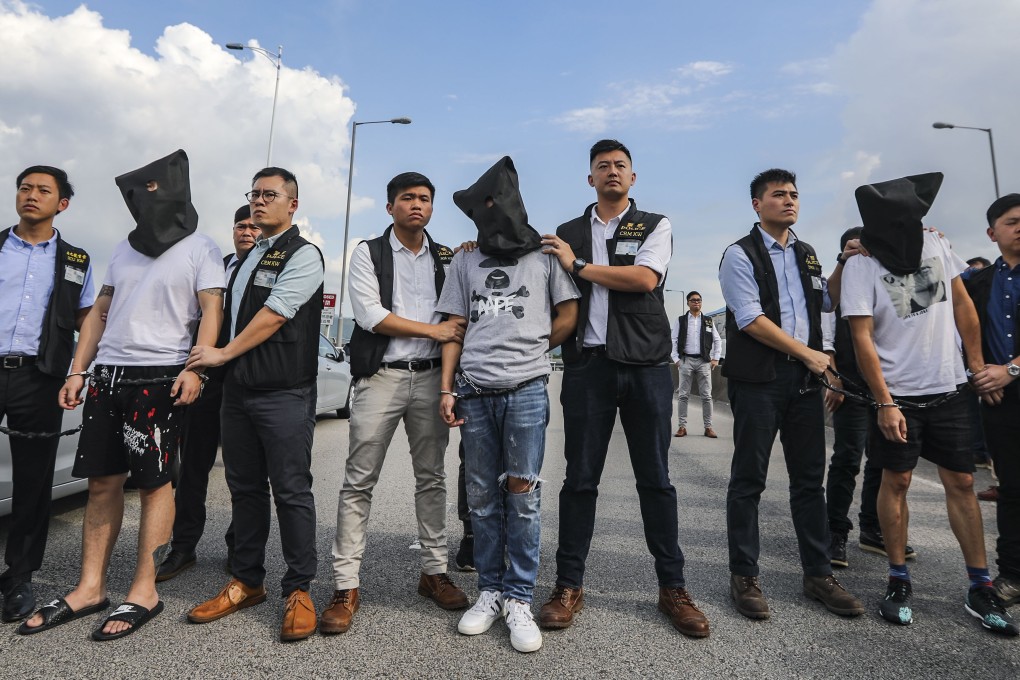 Guangdong police officers hand over three robbery suspects to their counterparts in Hong Kong last July. Photo: Edward Wong
