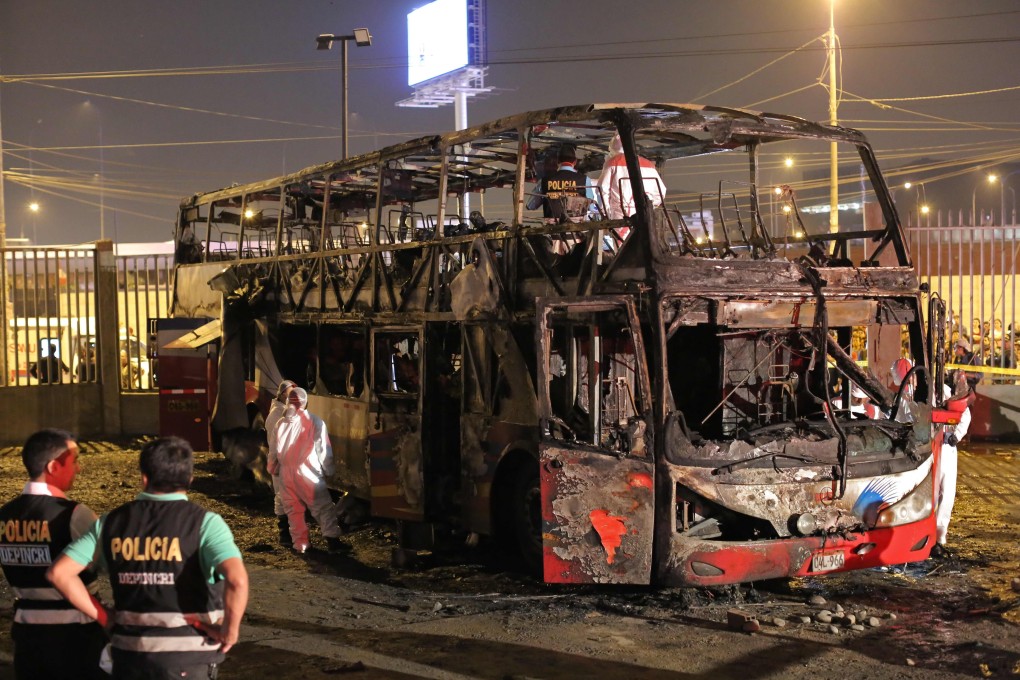 The remains of the bus that caught fire north of Lima on March 31, 2019. Photo: AFP