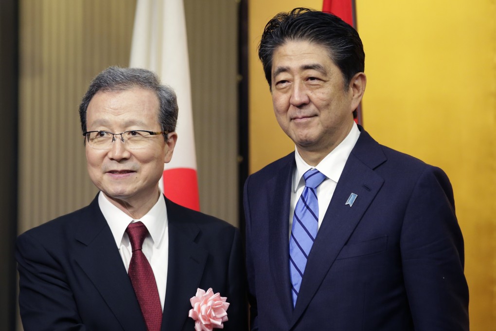 China’s ambassador to Japan Cheng Yonghua (left), pictured with Japanese Prime Minister Shinzo Abe, is expected to step down in the coming weeks. Photo: AP