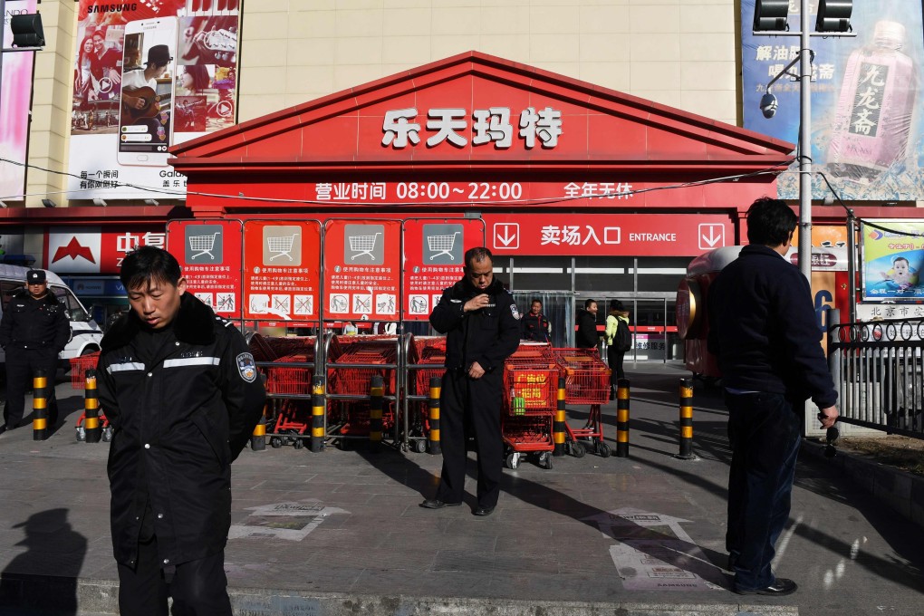 Chinese police officers stand outside a Lotte store in Beijing in March 2017, amid the fallout with South Korea over the THAAD anti-missile system. Photo: AFP