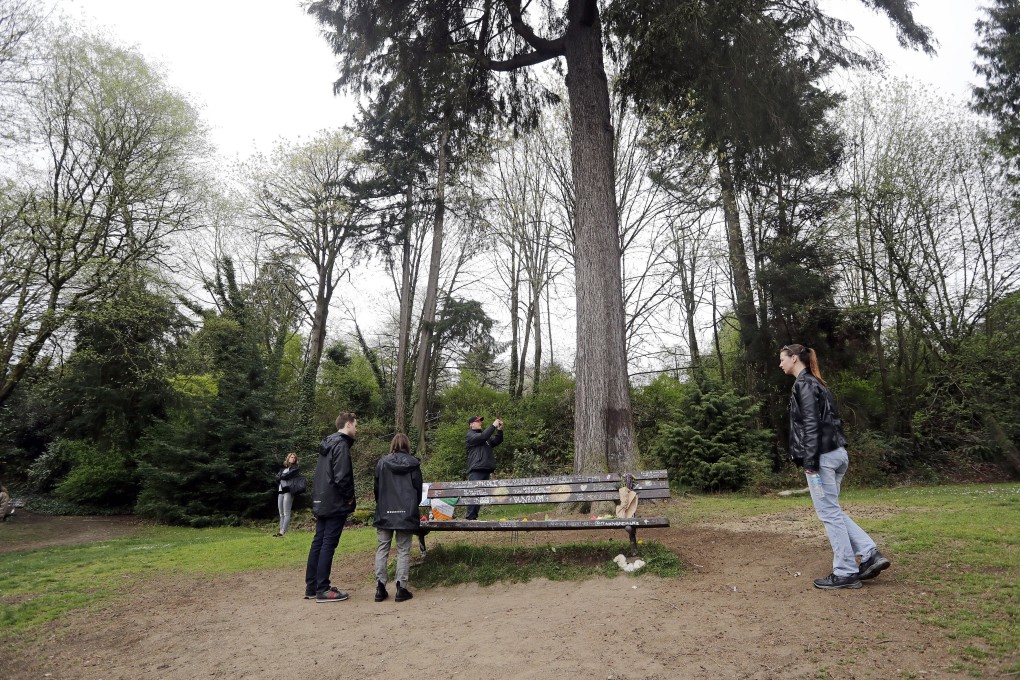 People look at a park bench covered with messages honouring Kurt Cobain on April 5, 2019, in Seattle. Photo: AP