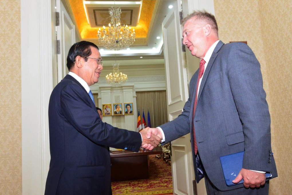 Cambodian Prime Minister Hun Sen with Washington state Senator Doug Ericksen in Phnom Penh in May 2018. Photo: Cambodia government