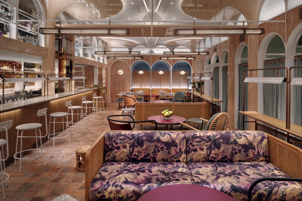 The interesting interior decor and the wide range of drinks and cocktails make John Anthony the ideal place to hang out.