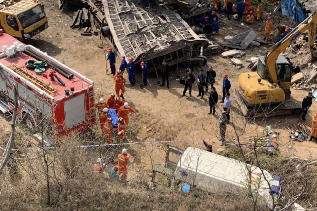 Rescuers carry one of the bodies from the scene of the crash in central China. Photo: Weibo