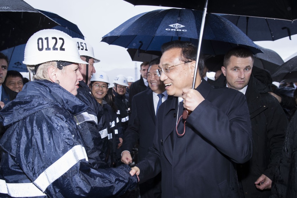 Chinese Premier Li Keqiang talks with technicians at the site of Peljesac Bridge being built by a Chinese consortium in southern Croatia. Photo: Xinhua