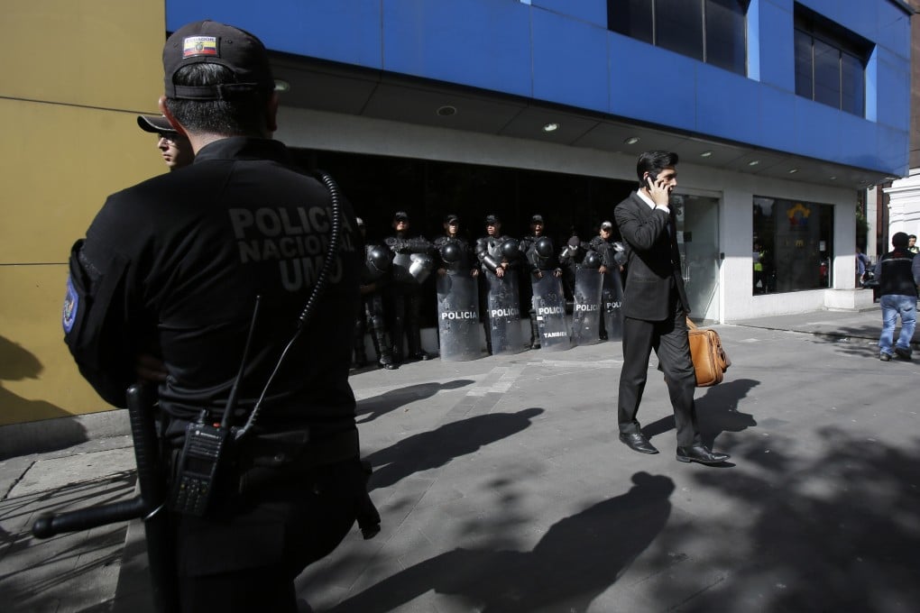 Police standing guard outside the Flagrant Crimes Unit, where Swedish citizen Ola Bini is being held in Quito, Ecuador, on April 12, 2019. Photo: AP