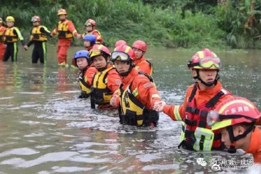 More than 600 rescuers were sent to the flooded areas in Shenzhen. Photo: Weibo