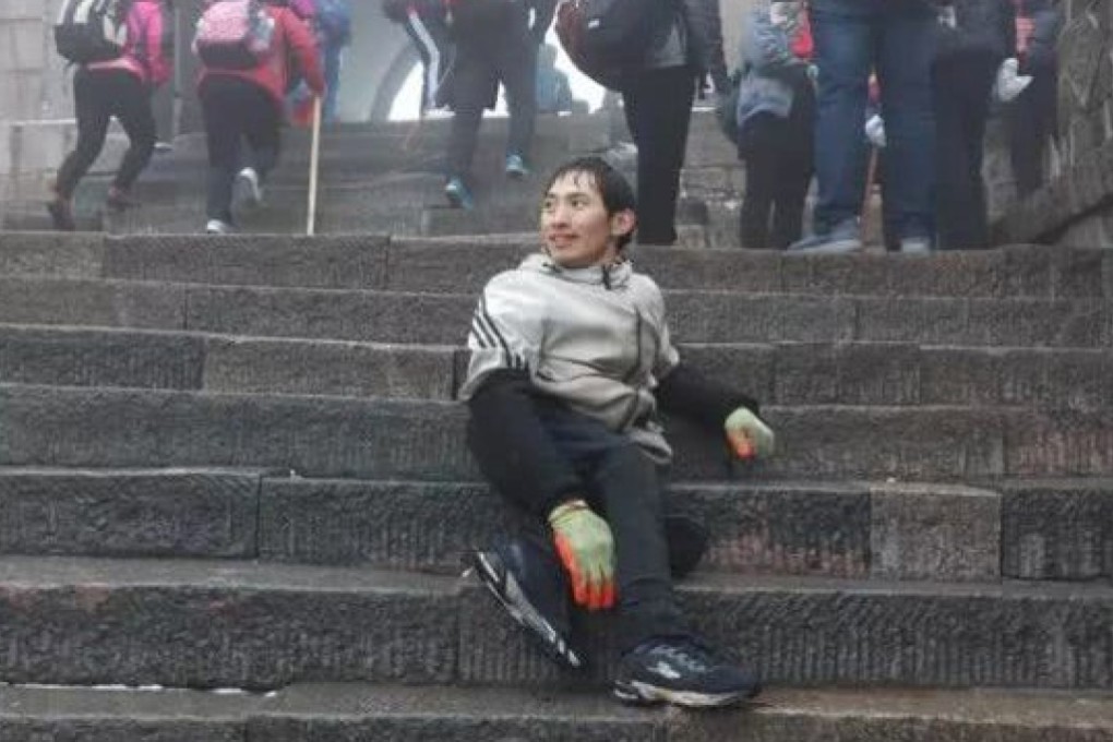 Wang Cunwei refused to be beaten by polio and dragged himself up Mount Tai. Photo: Js.ifeng.com