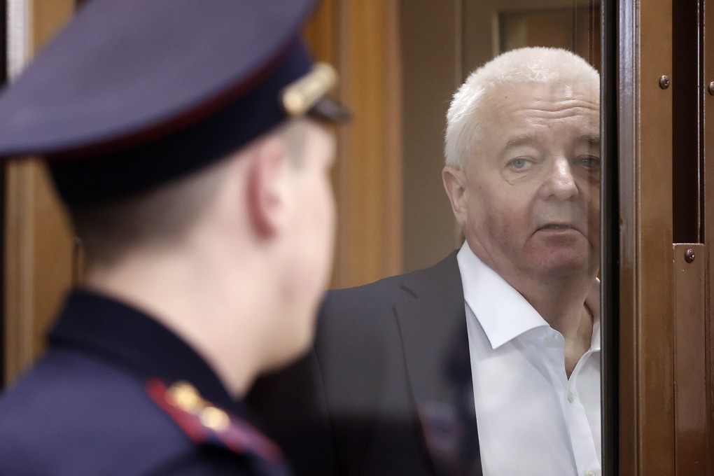 Norwegian citizen Frode Berg (R), accused of spying on Russia, is seen in a defendants cage prior to a verdict announcement at the Moscow City Court. Photo: EPA-EFE