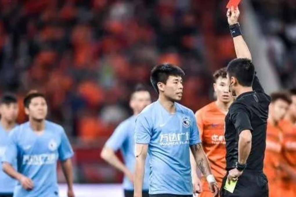 Dalian Yifang's Li Shuai is sent off against Shandong Luneng. Photo: Sina Sports
