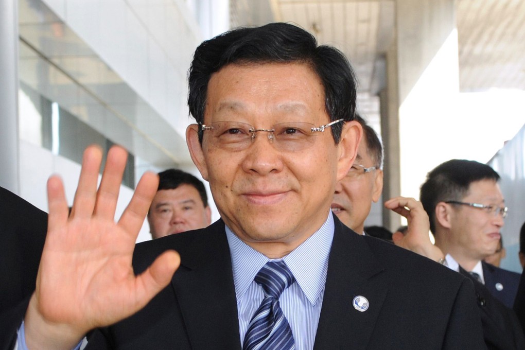 Former minister of commerce Chen Deming waves to journalists upon his arrival at Taoyuan international airport outside Taipei for an eight-day visit on November 26, 2013. Chen has warned Beijing not to presume that it will become the world’s number one superpower. Photo: Agence France-Presse