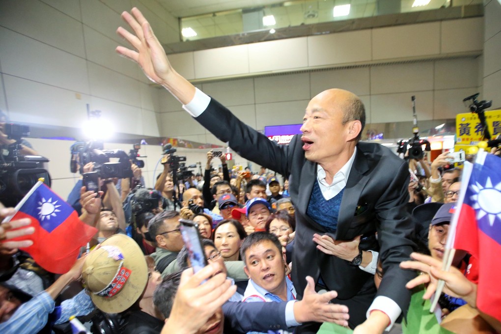 Fans greet Kaohsiung mayor Han Kuo-yu on his return to Taiwan on Thursday after his trip to the United States. Photo: CNA