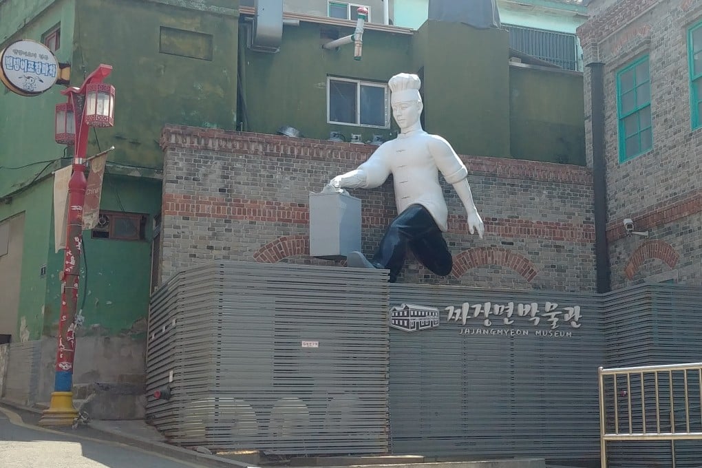 A statue of a Chinese chef welcomes visitors to Jjajangmyeon Museum. Photo: Park Chan-kyong