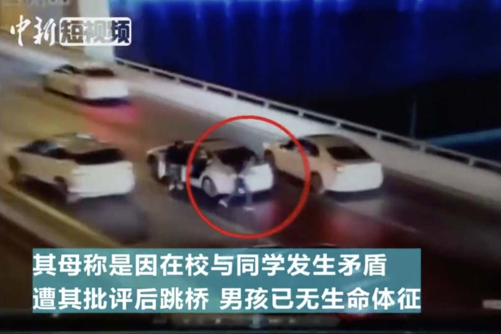 A teen jumped to his death from a bridge in Shanghai after an argument with his mother last week. Photo: Chinanews.com