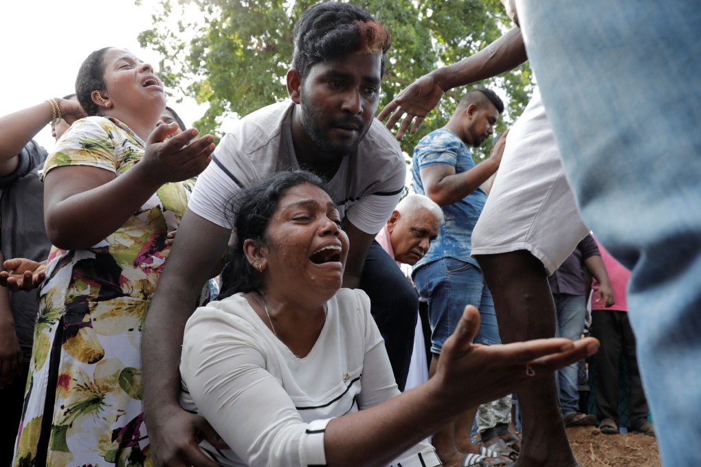Mourners react during a mass burial of victims, two days after a string of suicide bomb attacks on churches and luxury hotels across the island on Easter Sunday, in Colombo, Sri Lanka April 23, 2019. REUTERS/Dinuka Liyanawatte