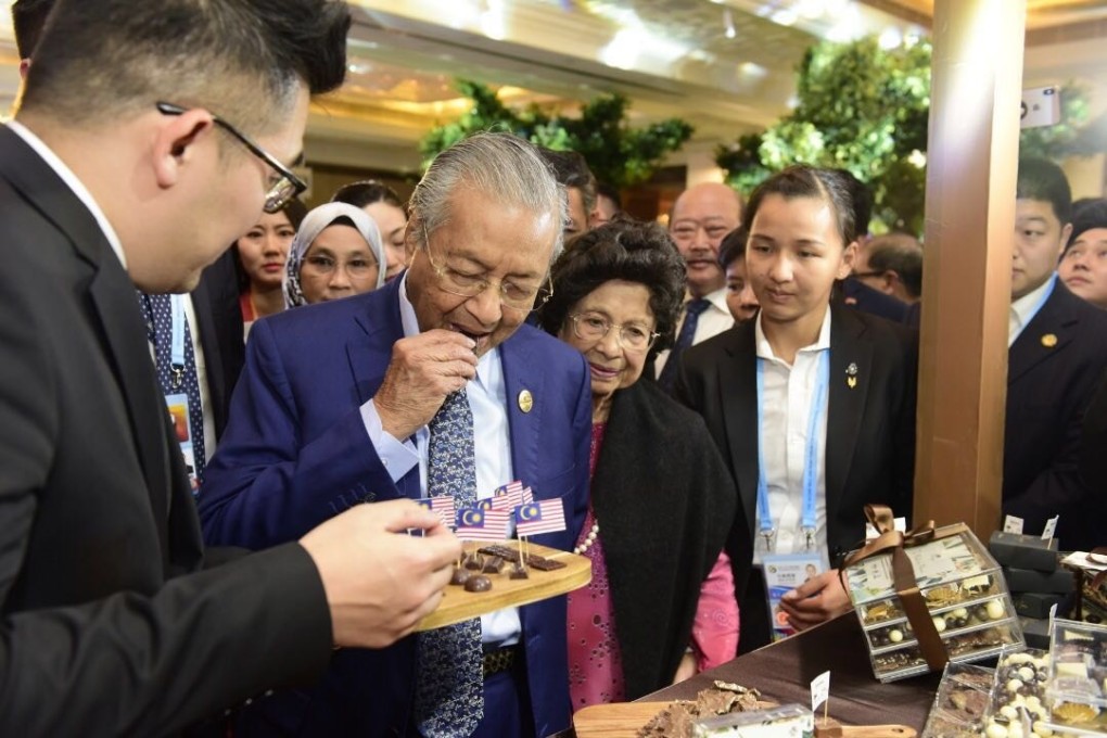 Prime Minister Mahathir Mohamad and his wife (R) at the Malaysian Durian Festival in Beijing. Photo: PLS Plantations Berhad