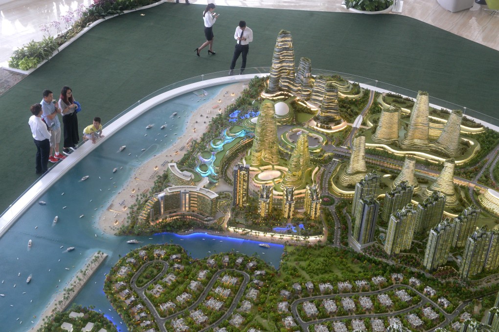 Visitors viewing the scale model of Country Garden Holdings’ Forest City project on the Malaysian side of the Straits of Johor near Singapore on April 19, 2016. Photo: Agence France-Presse