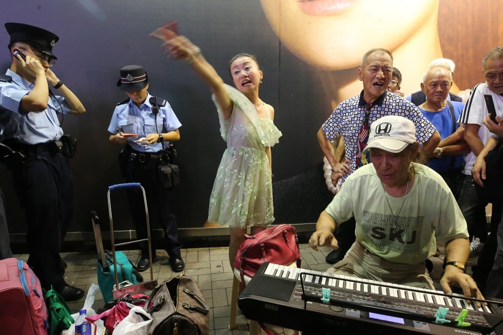 Street performers sing at the Tsim Sha Tsui Promenade. Photo: Dickson Lee