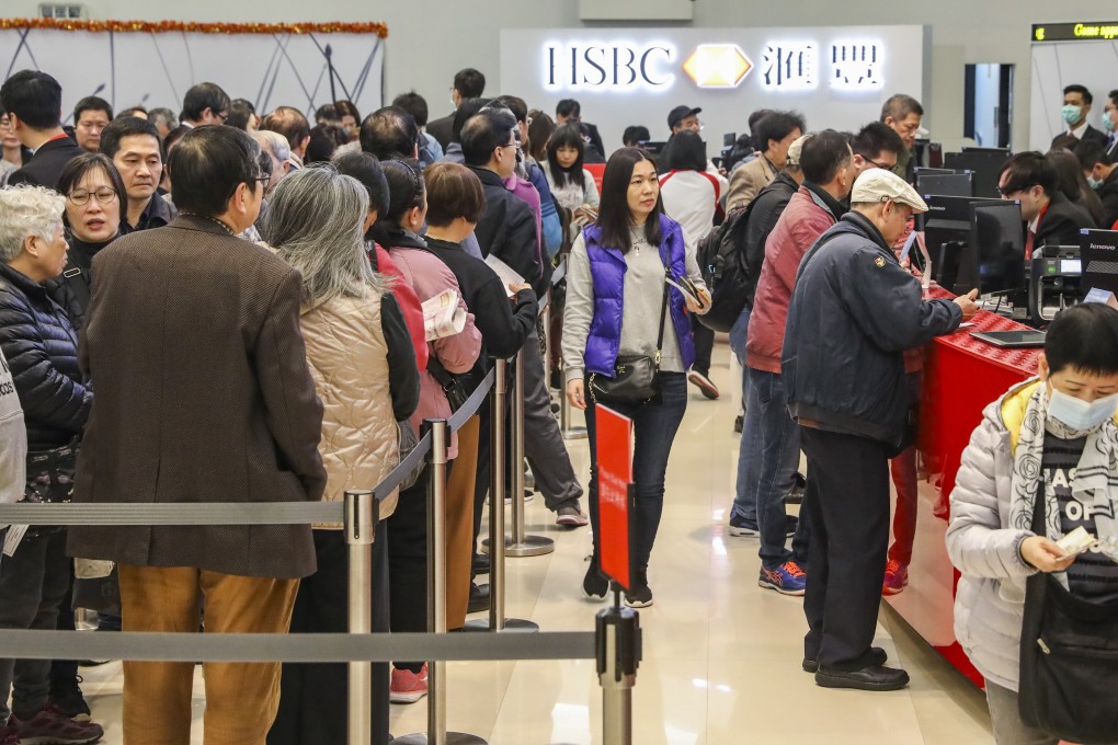 People queue for new banknotes for Lunar New Year “lai see” packets at the HSBC branch in Mong Kok on January 23. Photo: K.Y. Cheng