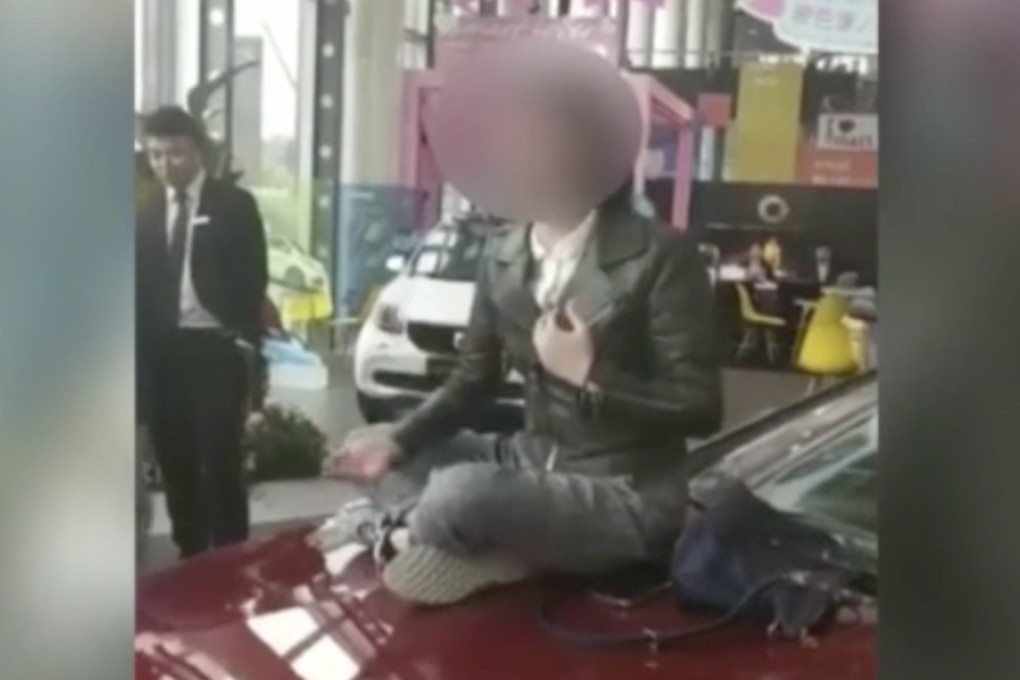 A woman’s protest in a car showroom in Xian went viral: Photo: Thepaper.cn