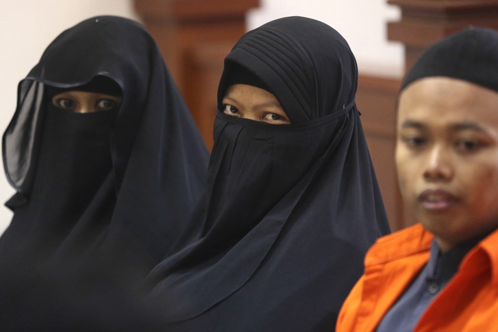 Indonesian militant Dian Yulia Novi is flanked by her husband Nur Solihin and her recruiter Tutin as face court in Jakarta in 2017. Photo: AP