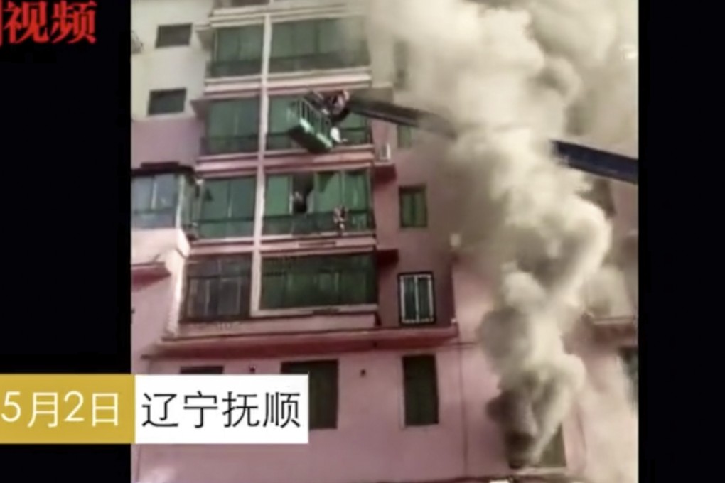 A crane operator uses his machine to save 14 people trapped in a fire in Fushun, Liaoning province, late last week. Photo: Weibo