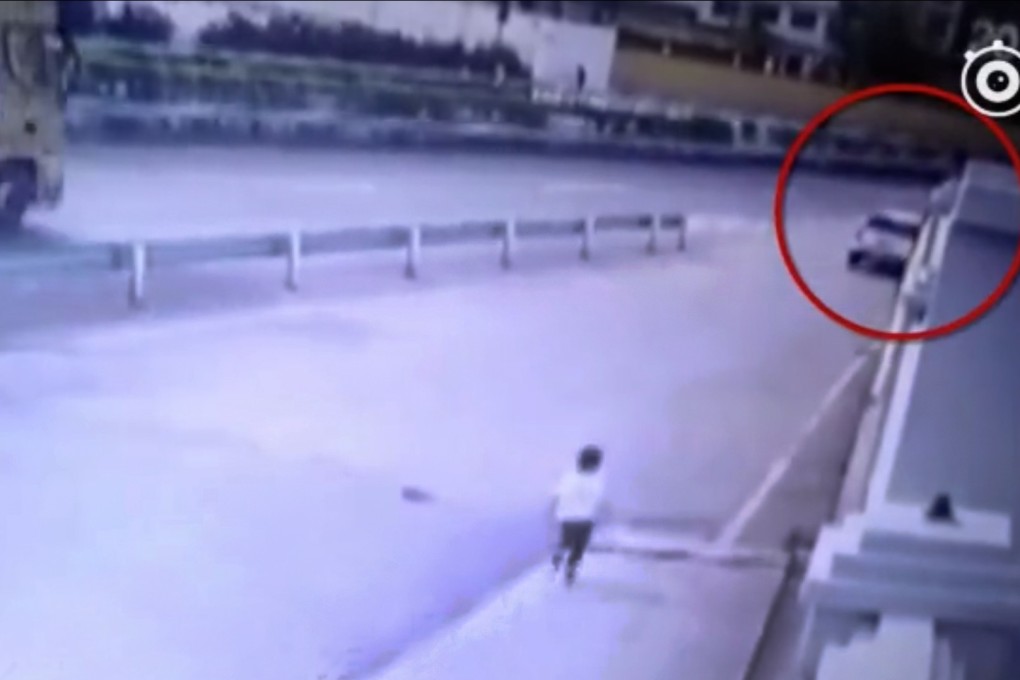 The boy tried to run after the car when it drove off without him. Photo: Weibo