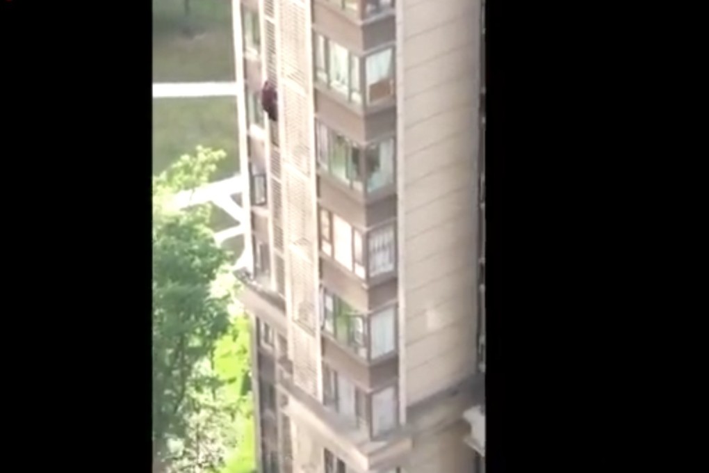 The elderly woman with Alzheimer’s climbs down the outside of her residential building in Chengdu, Sichuan province, on Thursday. Photo: Weibo