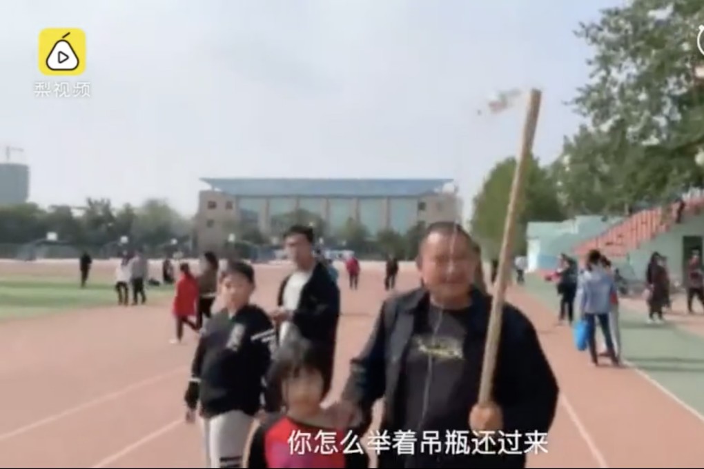 The man said his 10-year-old daughter had been sick for four days but he was determined she should not miss out. Photo: Pearvideo.com