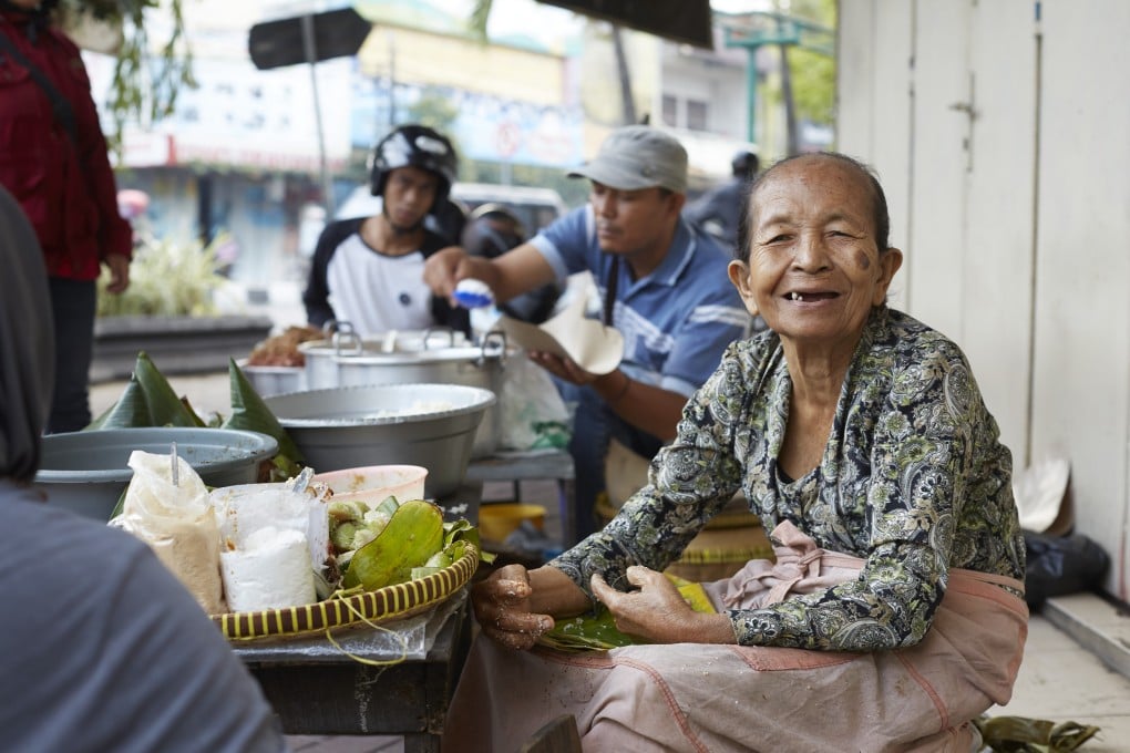 Mbah Satinem has been selling jajan pasar, traditional Indonesian cakes, on the streets of Yogyakarta for decades. Photo: Martin Westlake / Netflix