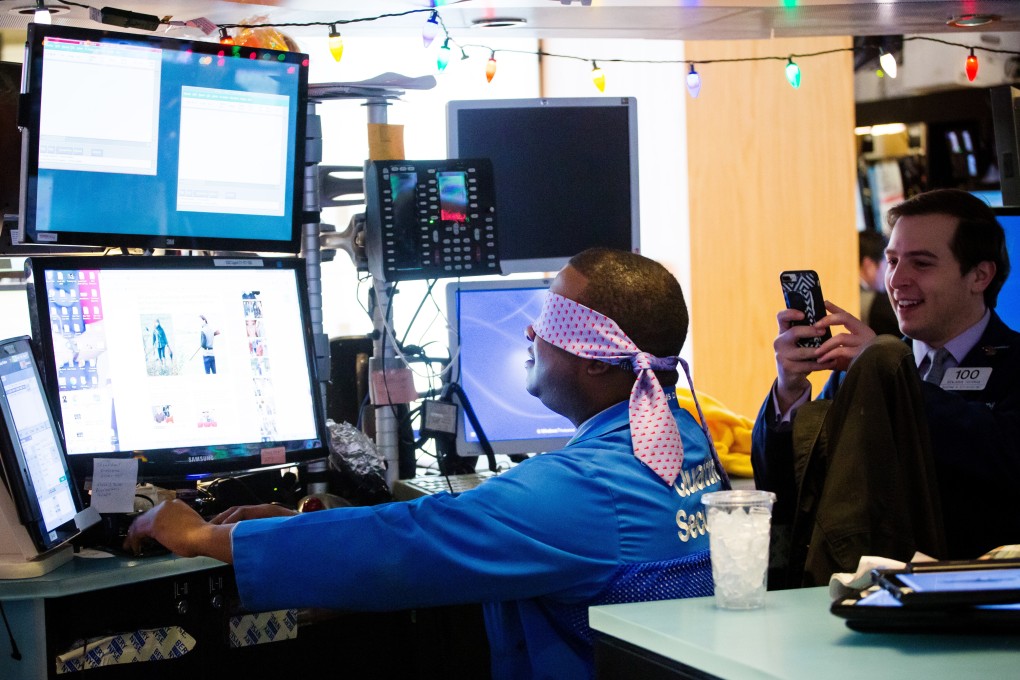 A New York Exchange trader blindfolds himself in reference to the film Bird Box on December 31. Both Wall Street and the White House appear to be blind to the greater threat of a possible new global financial crash. Photo: Bloomberg
