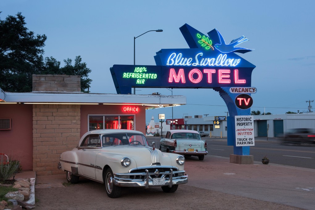 The Blue Swallow Motel, with vintage Bonneville car, in Tucumcari, New Mexico, a classic Route 66 stop. Photo: Alamy