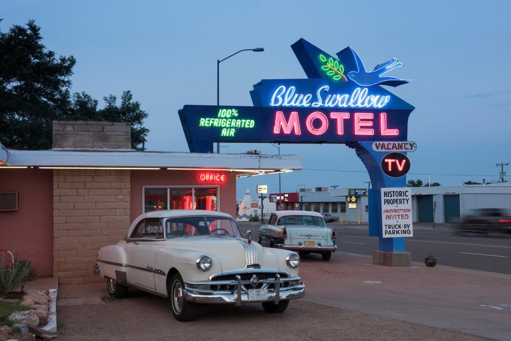 The Blue Swallow Motel, with vintage Bonneville car, in Tucumcari, New Mexico, a classic Route 66 stop. Photo: Alamy