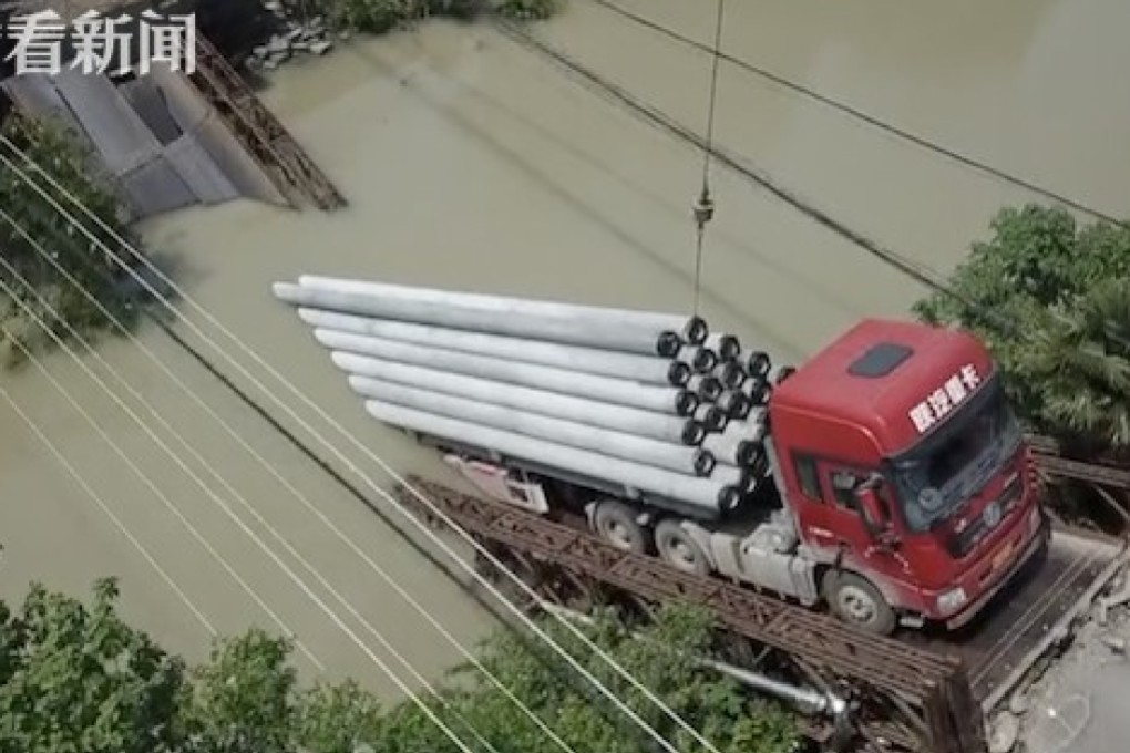 Recovery crews attempt to pull the truck and its load from the river in eastern Zhejiang province. Photo: Weibo