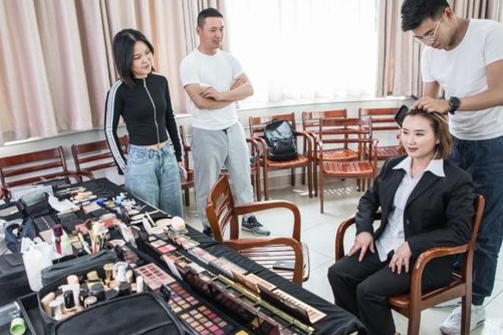 The students from Zhejiang University offered free make-up and hair styling to women working on the campus. Photo: Thepaper.cn