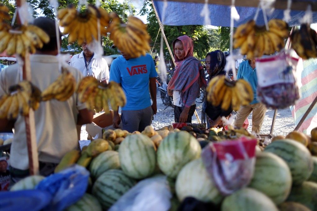 Filipino Muslims in the southern Philippines buy fruit for iftar at the end of their day-long fast. Photo: Jeoffrey Maitem