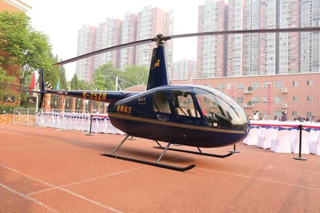 The helicopter landed in the grounds of the Beijing primary school. Photo: qq