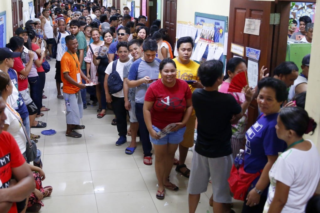 Filipinos queue up to vote in midterm elections in Manila, Philippines. Photo: AP