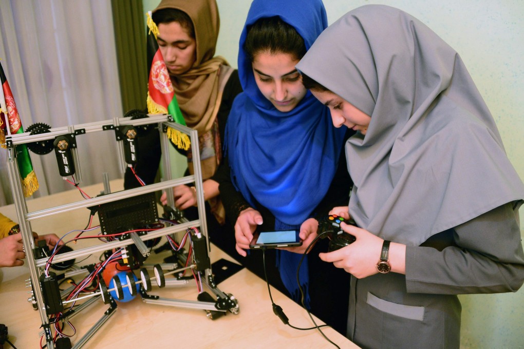 Teenagers from a private training institute work on a robot in Herat, Afghanistan, in July 2017. Photo: AFP
