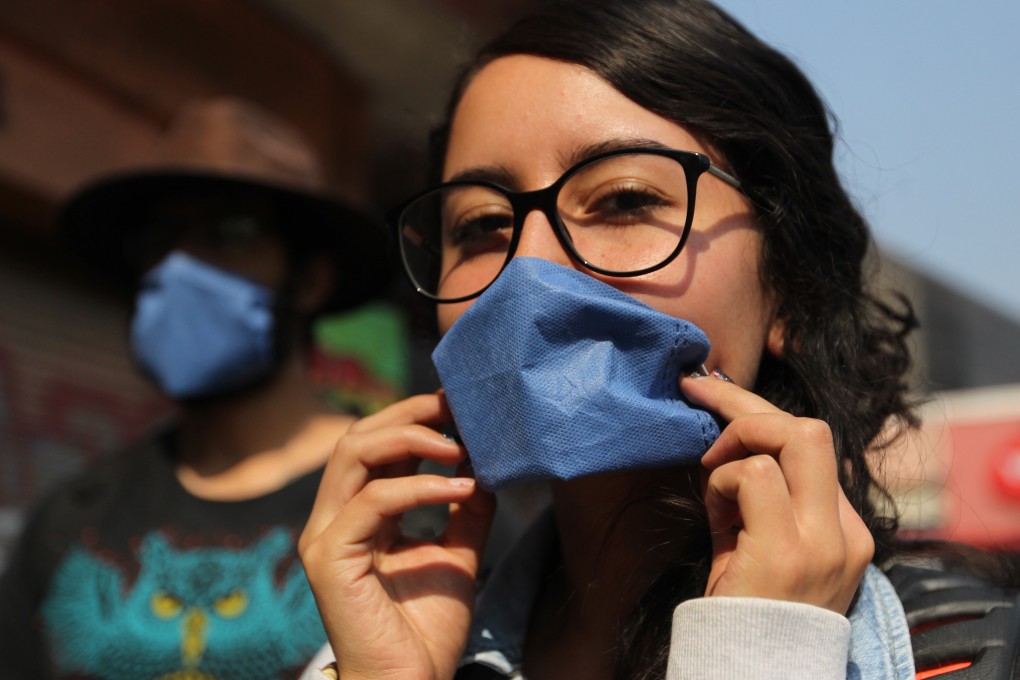 A youngster wears a surgical mask due to the high pollution levels in Mexico City. Photo: EPA
