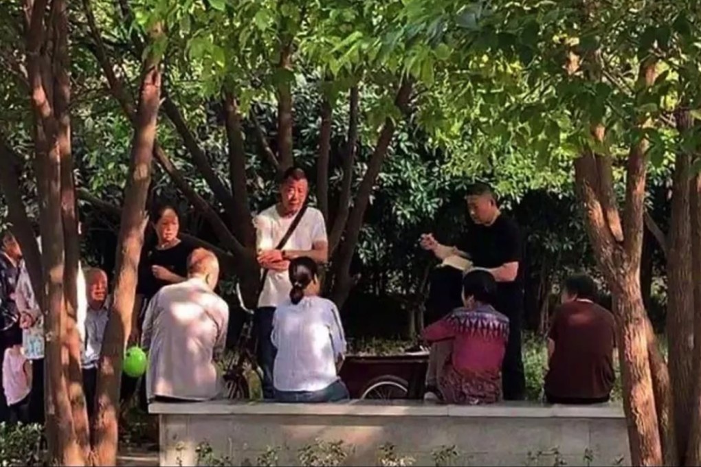 Investigators in Zhoukou, Henan province, question Liu and possible witnesses at the scene of the alleged abduction of a four-month-old boy from a public park. Photo: Sohu