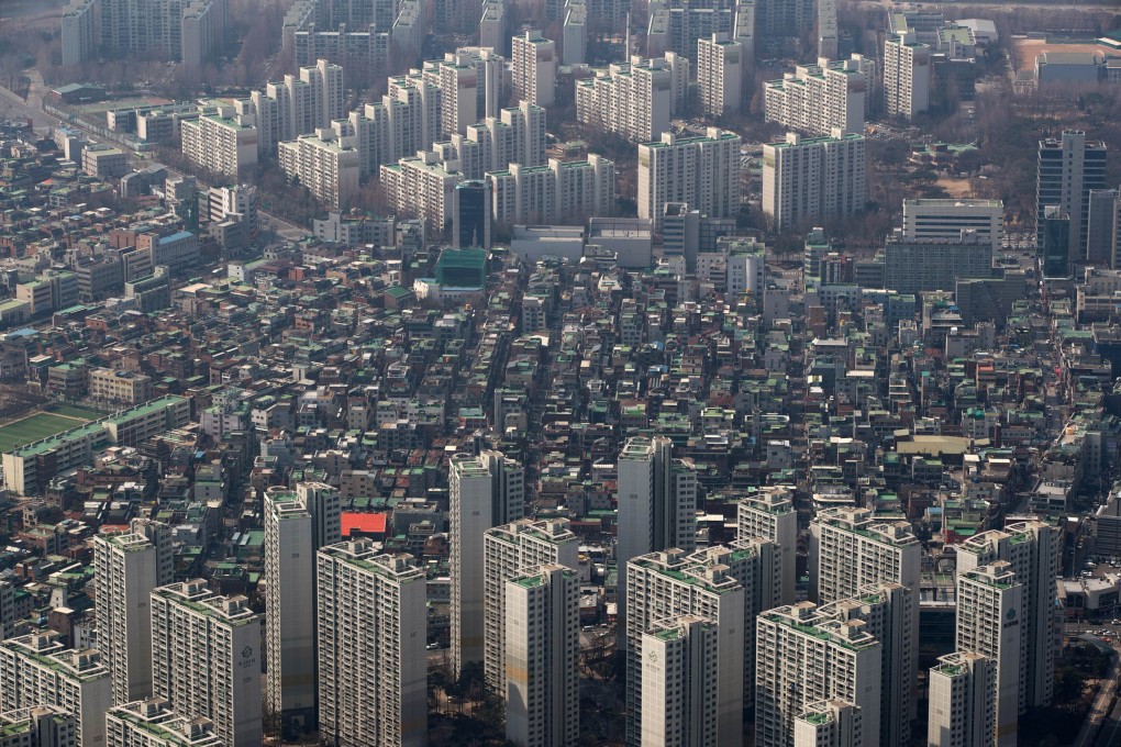 Residential blocks and houses are seen from the observation deck of the Lotte World Tower in Seoul, South Korea. Last year, Hong Kong investors bought US$203 million worth of real estate in the country. Photo: Bloomberg
