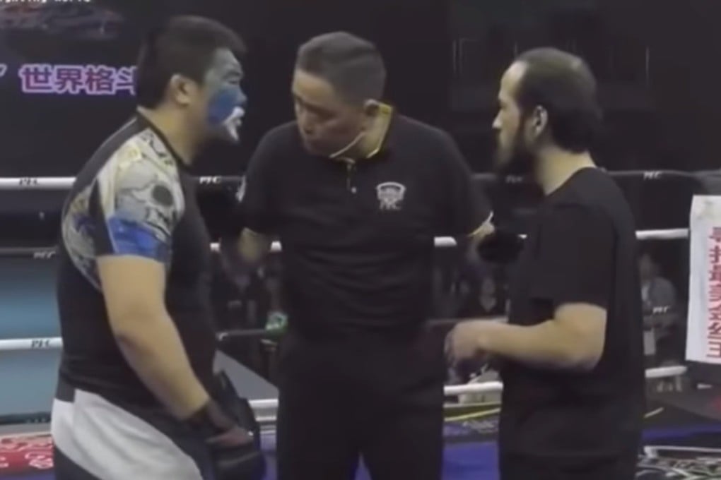 The referee speaks to Xu Xiaodong and Lv Gang before the fight. Photos: YouTube