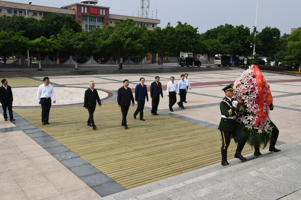 Chinese President Xi Jinping lays a floral basket at a monument marking the departure point of the Long March in Yudu county, Ganzhou, in Jiangxi province. Photo: Xinhua