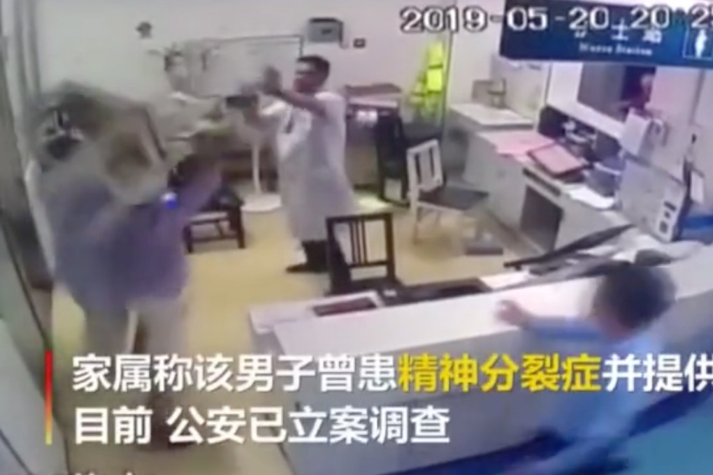 The man tried to attack the doctor with a chair. Photo: Maiopai