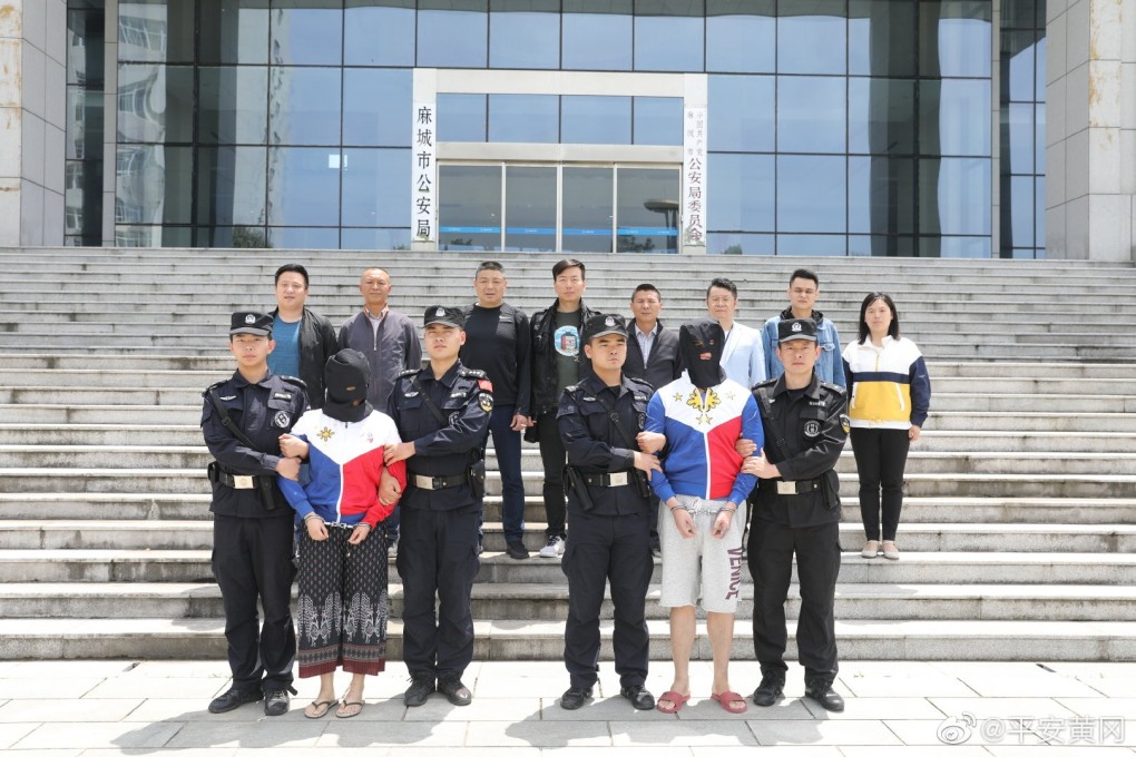 Chinese police with the last two principal suspects in the Philippines on April 26. Photo: Weibo