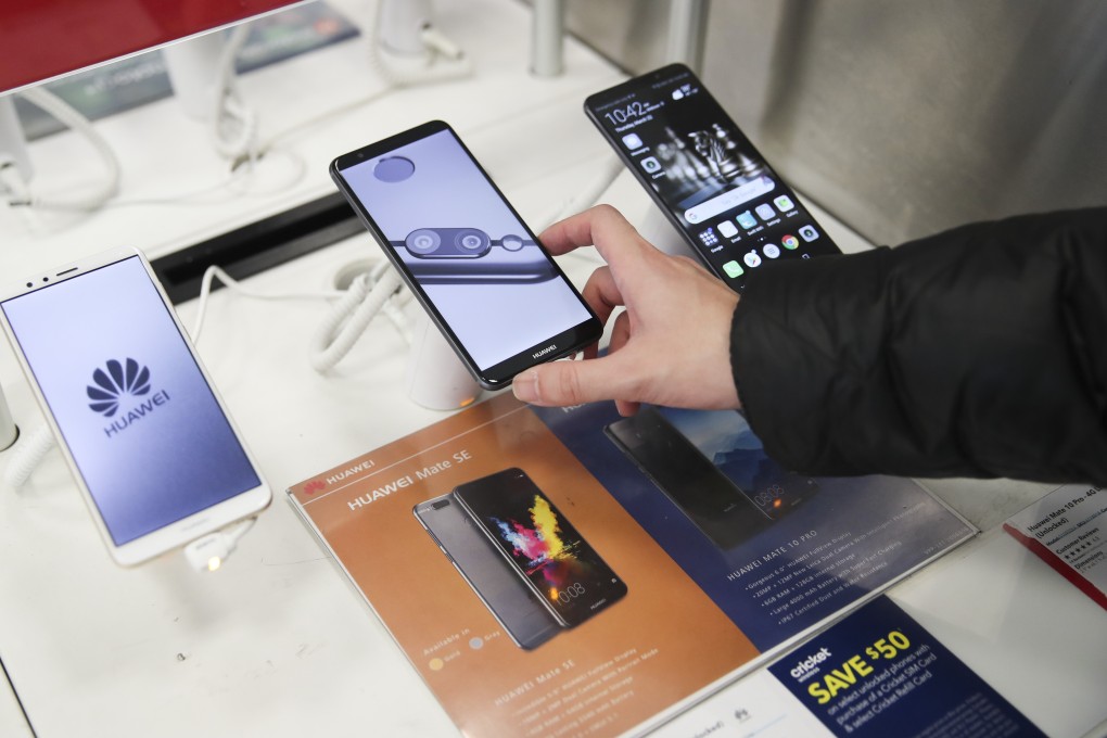 A customer tries a Huawei smartphone at a Best Buy store in New York in March 2018. Photo: Xinhua
